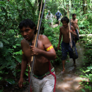 Yanomami-indianerne kjenner regnskogen som sin egen bukselomme. Kongen kunne ikke fått bedre reiseledere. Publisert 04.05 2013. Handoutbilde fra Det kongelige hoff. Bildet er kun til redaksjonell bruk - ikke for salg. Foto: Rainforest Foundation Norway / ISA Brazil.